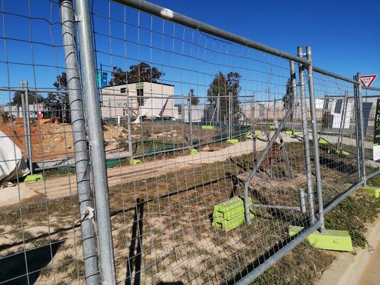 उच्च 1.8 मीटर अस्थायी सुरक्षा बाड़ आउटडोर 60 * 60 मिमी जाल