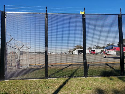 भारी गेज छोटे छेद वेल्डेड तार जाल बाड़ उच्च सुरक्षा 358 विरोधी चढ़ाई