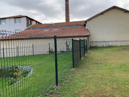 वाणिज्यिक सुरक्षा 3D V आकार वायर मेष बाड़ लगाना पाउडर कोटिंग