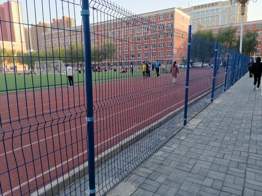 उच्च गुणवत्ता वाले जस्ती स्टील धातु पीवीसी लेपित 3 डी वी झुकने घुमावदार गार्डन फार्म वेल्डेड वायर मेष पैनल बाड़ लगाना