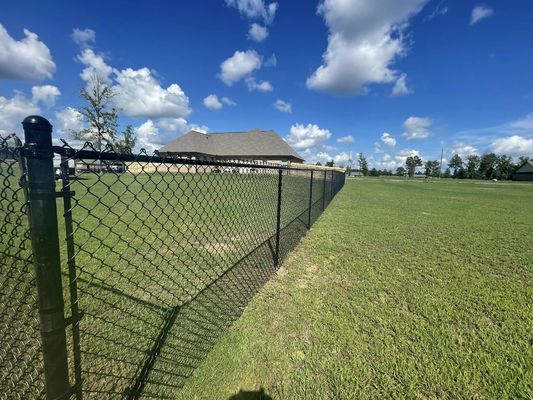 थोक 6ft 7ft 9 गेज 10 गेज 11 गेज ब्लैक विनाइल पीवीसी लेपित गर्म डुबकी जस्ती चेन लिंक बाड़ बिक्री के लिए