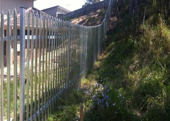 डब्ल्यू सेक्शन 2.5mm स्टील सुरक्षा बाड़ लगाना मैच स्क्वायर पोस्ट