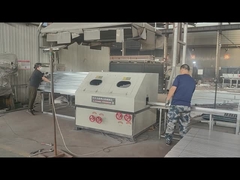 सामान जोड़ने के लिए बाड़ पोस्टों को ड्रिल किया जा रहा है