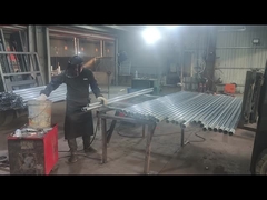 बाड़ पोस्ट को ग्राहक द्वारा आवश्यक आकार में वेल्ड किया जा रहा है।