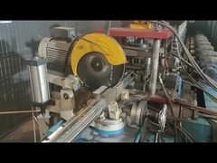 पीच पोस्ट को ग्राहक की आवश्यकता के अनुसार आकार में काटा जा रहा है