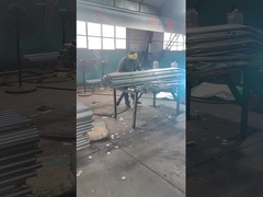 बाड़ कनेक्टर को बाड़ पोस्ट पर वेल्ड किया जा रहा है