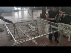 चेन लिंक बाड़ को फ्रेम से जोड़ा जा रहा है