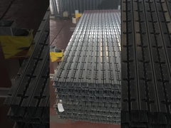 रेलिंग पोस्टों को ढेर किया जा रहा है