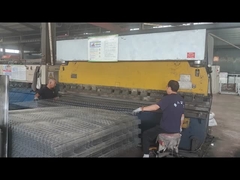 वी मेश बाड़ को मशीन द्वारा मोड़ा जा रहा है