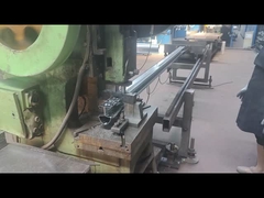 पीच पोस्ट पर मुक्का मारा जा रहा है