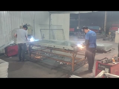 सुरक्षा बाड़ को वेल्ड किया जा रहा है