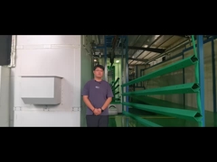 चौकोर पोस्ट को पाउडर से लेपित किया जा रहा है